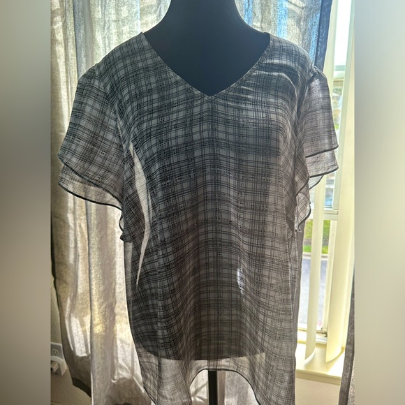 Tops - A black & white plaid print
double-layered sheer chiffon with bell shape sleeves